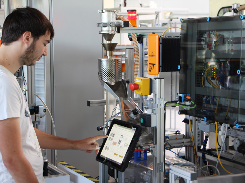 Erlebe eine LabTour in der SmartFactoryOWL!
